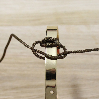 Trio de bracelets joncs breloques tissés en macramé : Etape 4 Trio de bracelets joncs breloques tissés en macramé : Etape 4