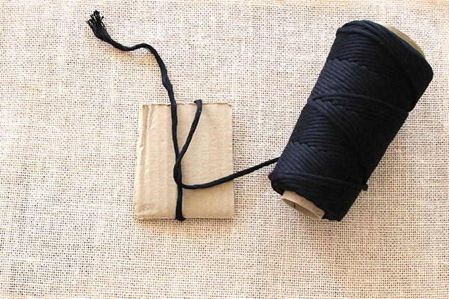 Bijou de sac porte clefs avec perles gemmes et pompon : Etape 1 Bijou de sac porte clefs avec perles gemmes et pompon : Etape 1