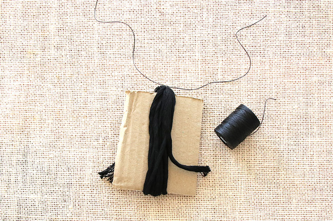 Bijou de sac porte clefs avec perles gemmes et pompon : Etape 3 Bijou de sac porte clefs avec perles gemmes et pompon : Etape 3