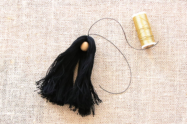 Bijou de sac porte clefs avec perles gemmes et pompon : Etape 5 Bijou de sac porte clefs avec perles gemmes et pompon : Etape 5