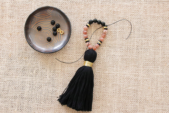 Bijou de sac porte clefs avec perles gemmes et pompon : Etape 8 Bijou de sac porte clefs avec perles gemmes et pompon : Etape 8