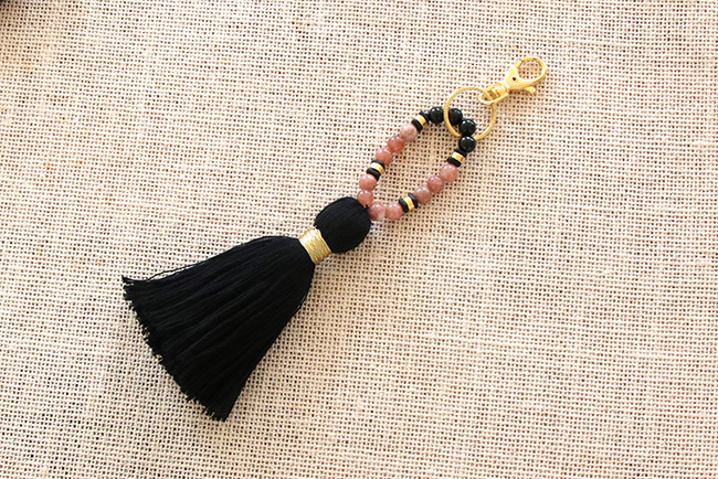 Bijou de sac porte clefs avec perles gemmes et pompon : Etape 9 Bijou de sac porte clefs avec perles gemmes et pompon : Etape 9