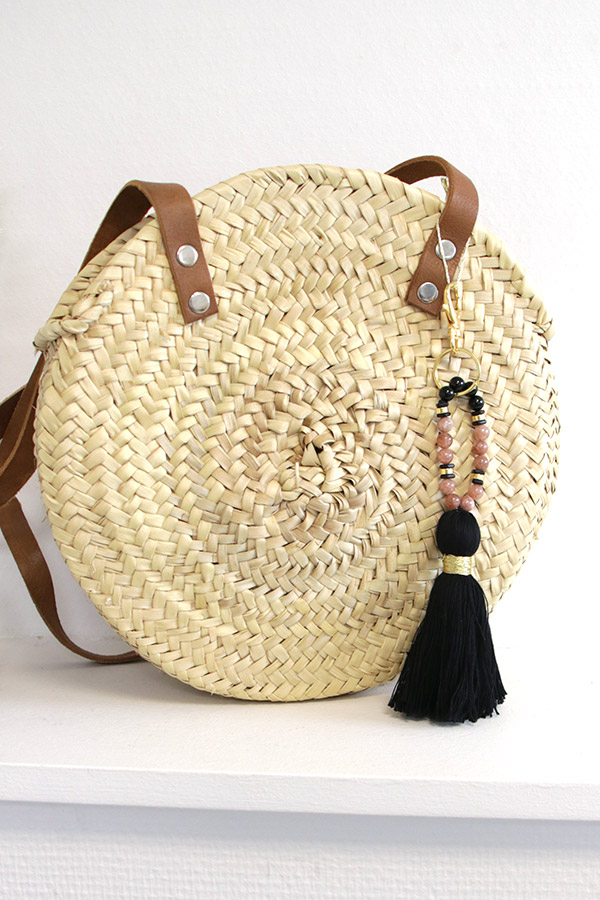 Schéma Bijou de sac porte clefs avec perles gemmes et pompon Schéma Bijou de sac porte clefs avec perles gemmes et pompon