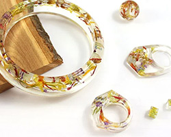 ensemble de bijoux parure avec inclusion fleurs s&eacute;ch&eacute;es dans r&eacute;sine