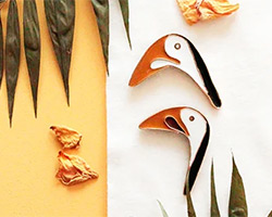 broche toucan en r&eacute;sine et fil de cuivre plat