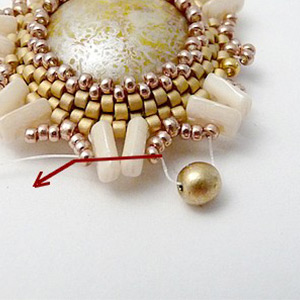 &eacute;tape 19 - boucles d'oreilles Aliona cabochon et perles en verre Piros par Puca &reg;