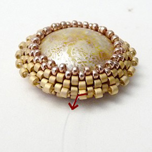 &eacute;tape 7 - boucles d'oreilles Aliona cabochon et perles en verre Piros par Puca &reg;