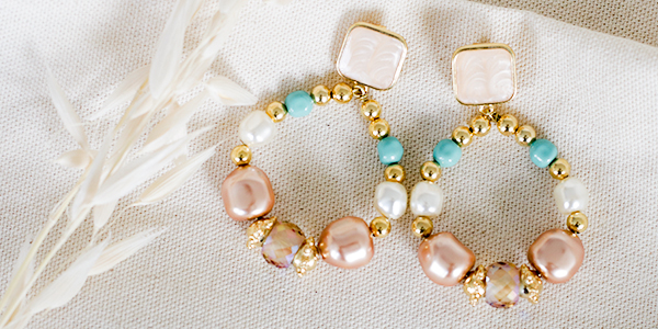 Boucles D'oreilles Pendantes Plumes Nacrées Avec Perle - Neuf Avec étiquettes, Modèle EBMK