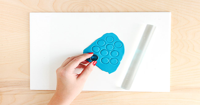 Boucles d'oreilles pendantes rondes en pâte fimo : Etape 1