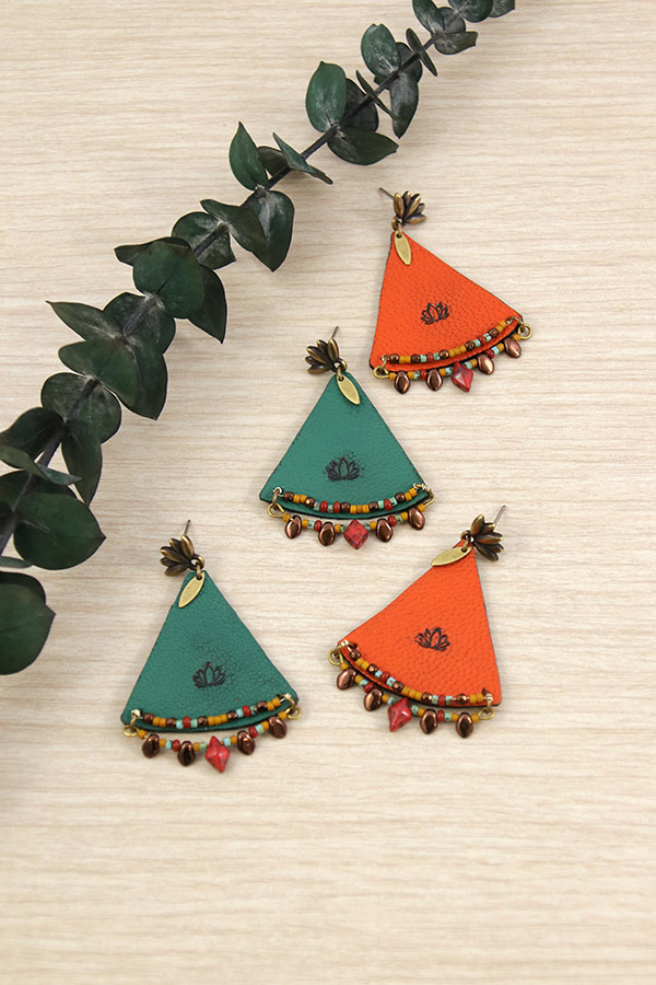 Schéma Boucles d'oreilles en cuir et perles en verre