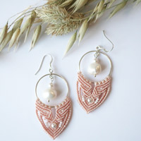 Pendientes de micro-macram� y n�car.