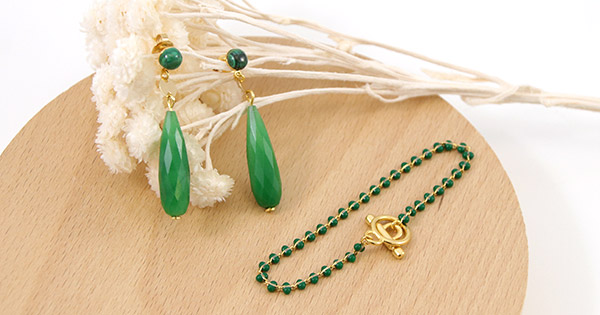 Boucles d'oreilles et bracelets en malachite et jade teinté : Etape 1