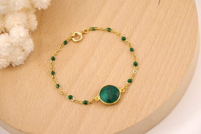 Boucles d'oreilles et bracelets en malachite et jade teinté : Etape 3