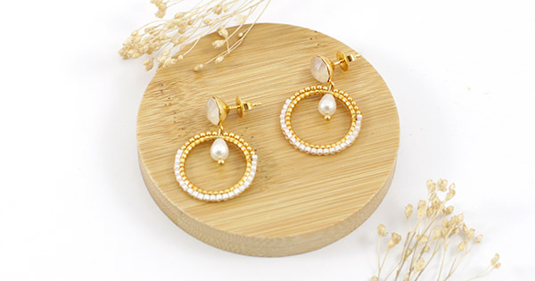Boucles D'oreilles Anneaux Dorés Avec Perles Blanches - Vintage - Occasion