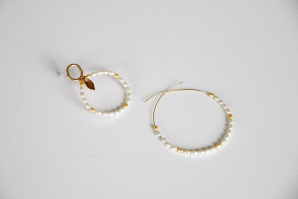 Boucles d'oreilles créoles dorées avec perles nacrées PureCrystal grain de riz : Etape 1