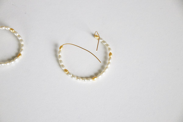 Boucles d'oreilles créoles dorées avec perles nacrées PureCrystal grain de riz : Etape 2