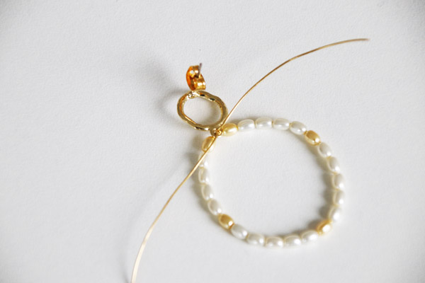 Boucles d'oreilles créoles dorées avec perles nacrées PureCrystal grain de riz : Etape 3