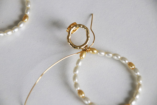 Boucles d'oreilles créoles dorées avec perles nacrées PureCrystal grain de riz : Etape 4