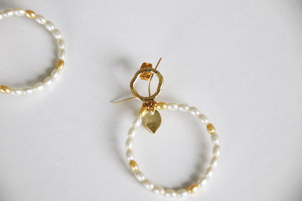 Boucles d'oreilles créoles dorées avec perles nacrées PureCrystal grain de riz : Etape 5