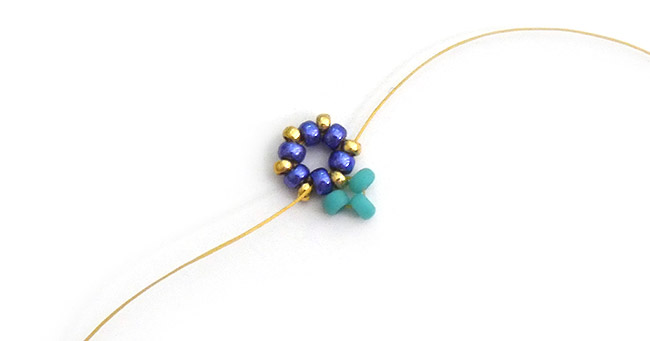 Boucles d'oreilles petites fleurs en rocailles et perles nacrées PureCrystal : Etape 4