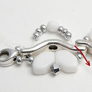 Bracelet Aélis avec intercalaire Bowtrio et perles en verre Paros par Puca : Etape 10