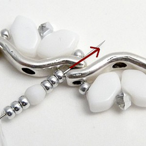 Bracelet Aélis avec intercalaire Bowtrio et perles en verre Paros par Puca : Etape 11