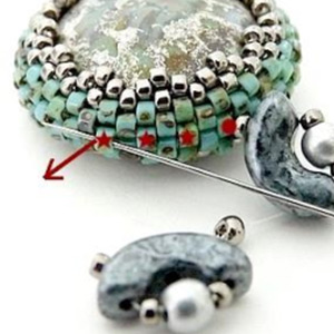 Etape 10 - Bracelet v&eacute;nus perles en verre Arcos et cabochon par Puca