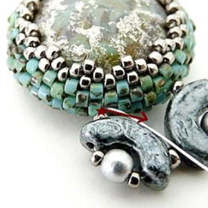 Etape 11 - Bracelet v&eacute;nus perles en verre Arcos et cabochon par Puca