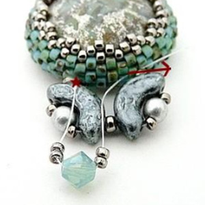 Etape 12 - Bracelet v&eacute;nus perles en verre Arcos et cabochon par Puca