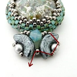 Etape 13 - Bracelet v&eacute;nus perles en verre Arcos et cabochon par Puca