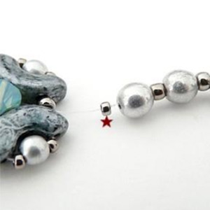 Etape 14 - Bracelet v&eacute;nus perles en verre Arcos et cabochon par Puca