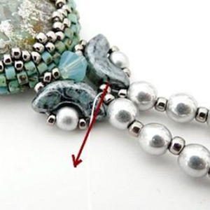 Etape 16 - Bracelet v&eacute;nus perles en verre Arcos et cabochon par Puca