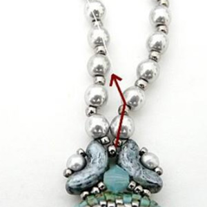 Etape 17 - Bracelet v&eacute;nus perles en verre Arcos et cabochon par Puca