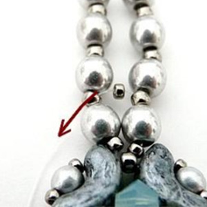 Etape 18 - Bracelet v&eacute;nus perles en verre Arcos et cabochon par Puca