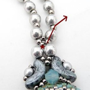 Etape 19 - Bracelet v&eacute;nus perles en verre Arcos et cabochon par Puca