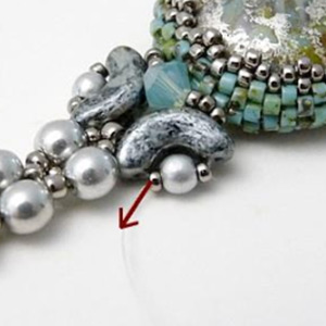 Etape 21 - Bracelet v&eacute;nus perles en verre Arcos et cabochon par Puca