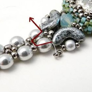 Etape 22- Bracelet v&eacute;nus perles en verre Arcos et cabochon par Puca