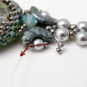 Etape 23 - Bracelet v&eacute;nus perles en verre Arcos et cabochon par Puca