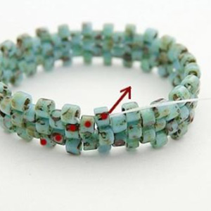 Etape 2 - Bracelet v&eacute;nus perles en verre Arcos et cabochon par Puca