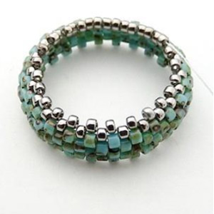 Etape 3 - Bracelet v&eacute;nus perles en verre Arcos et cabochon par Puca