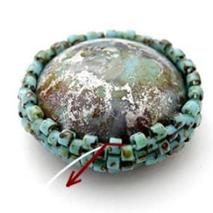 Etape 6 - Bracelet v&eacute;nus perles en verre Arcos et cabochon par Puca