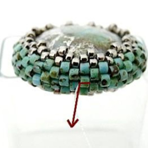 Etape 7 - Bracelet v&eacute;nus perles en verre Arcos et cabochon par Puca