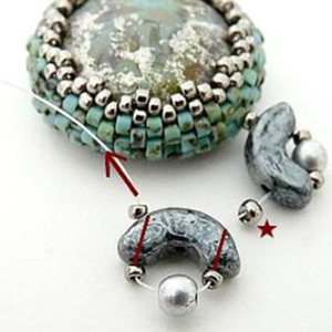 Etape 9 - Bracelet v&eacute;nus perles en verre Arcos et cabochon par Puca