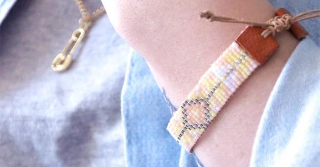 Bracelet tissage de perles Miyuki avec fermoir en cuir et noeud coulissant