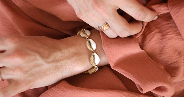 Bracelet coquillages cauris recouverts de fil à broder or en lurex