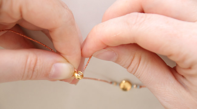 DIY : Bracelet fin brillant avec perle signe du zodiaque vierge : Etape 3