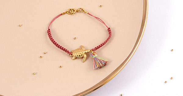 Schéma DIY Réaliser un bracelet en macramé avec intercalaire scarabée et pompon