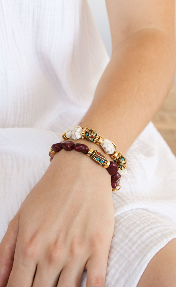 Schéma Bracelet ethnique style tibétain avec pierre howlite teinté