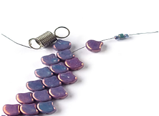 Bracelet DIY imitation serpent perles en verre Ginko et perles rocailles : Etape 7