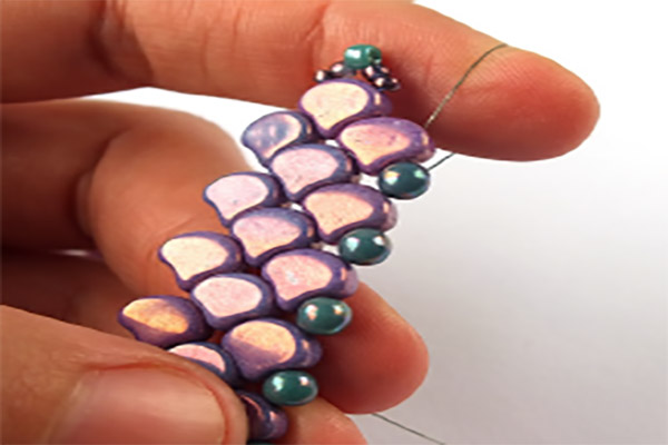 Bracelet DIY imitation serpent perles en verre Ginko et perles rocailles : Etape 10